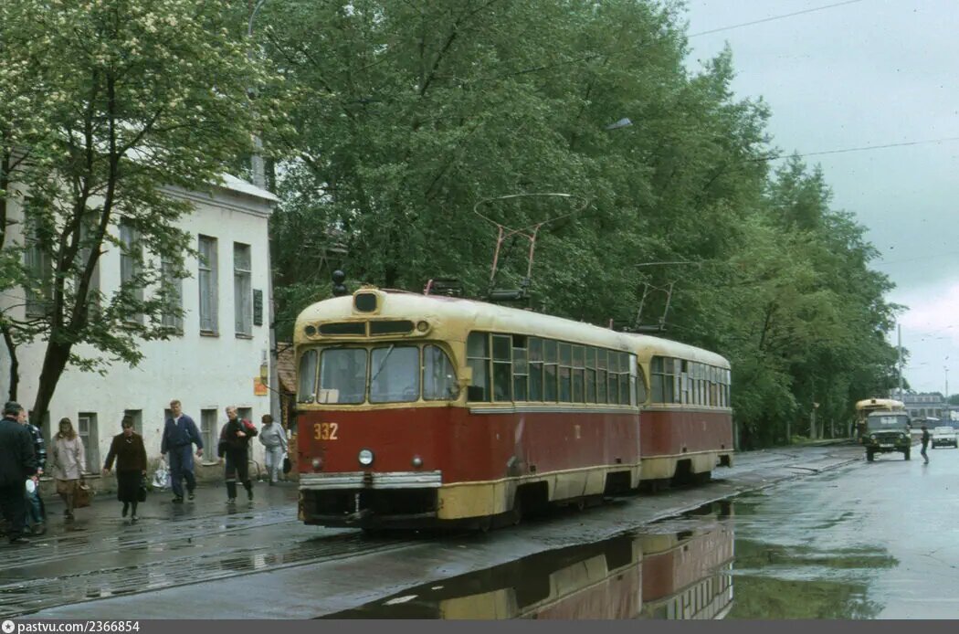 18 июня 1994 г., ул. Урицкого, СМЕ из вагонов РВЗ-6М2, маршрут № 1, автор фото: Thierry Hamal, источник: https://pastvu.com/p/2366854