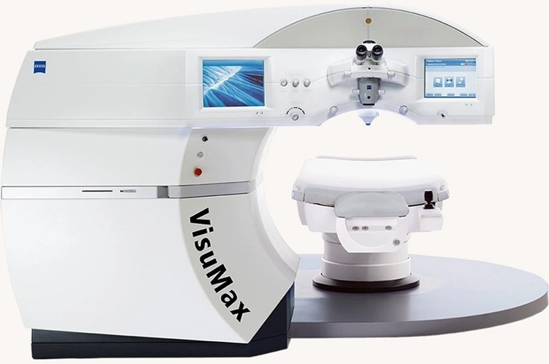 Операция выполняется с помощью фемтосекундного лазера VisuMax ZEISS (компании Carl ZEISS), обеспечивая предельную точность и минимальное воздействие на роговицу.