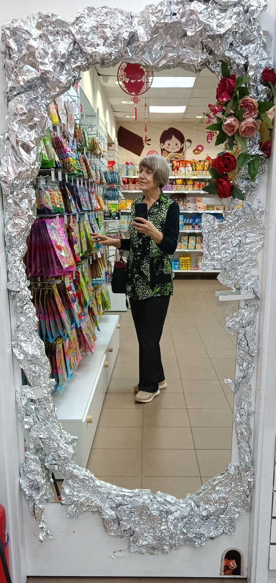 С интересом разглядываю ассортимент 