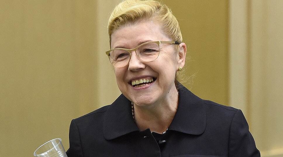 Чиновники на двух стульях: Нас учат патриотизму, а у самих семьи за границей