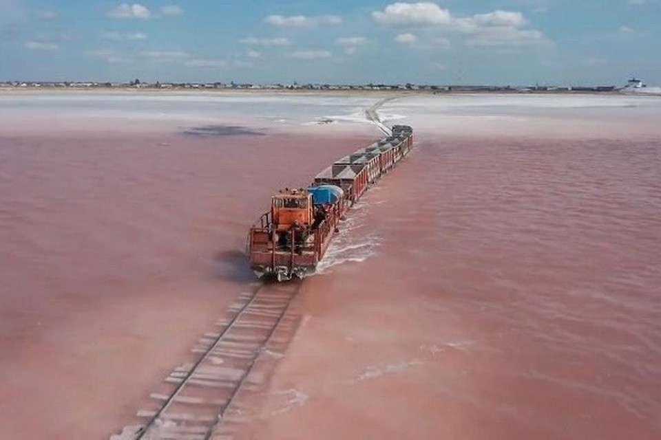    Озеро Бурсоль славится высоким содержанием соли в воде. Фото: тг-канал Виктора Томенко