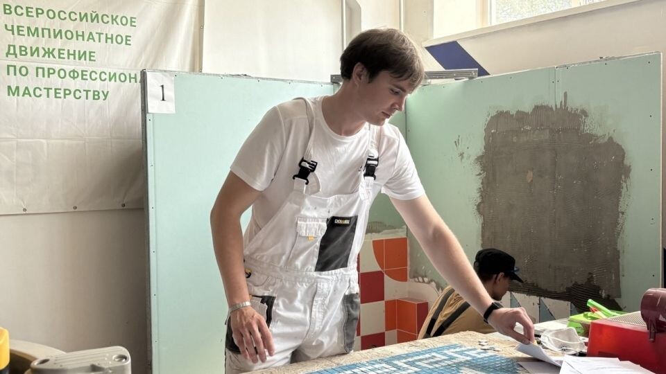    Выпускник Алтайского архитектурно-строительного колледжа Андрей Москов . Источник: Евгения Попова/"Толк"
