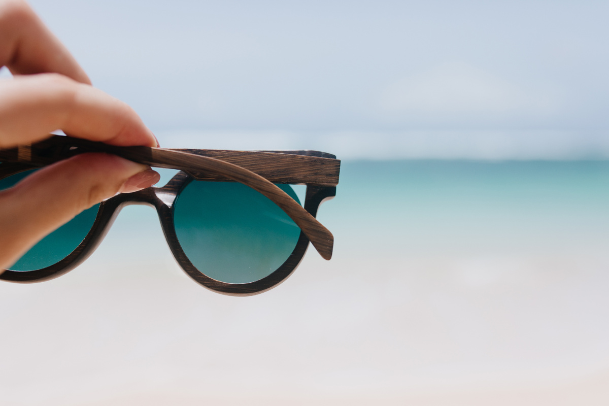 https://www.magnific.com/free-photo/outdoor-photo-ocean-with-female-hand-foreground-woman-holding-summer-sunglasses-sea_11365831.htm#fromView=search&page=1&position=17&uuid=a003aebf-0dc9-4f61-8756-8b9d31c94110&query=%D1%81%D0%BE%D0%BB%D0%BD%D1%86%D0%B5%D0%B7%D0%B0%D1%89%D0%B8%D1%82%D0%BD%D1%8B%D0%B5+%D0%BE%D1%87%D0%BA%D0%B8