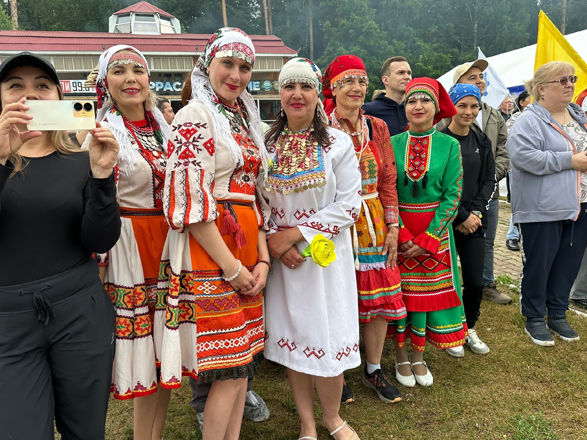Заводчане представили национальные костюмы
