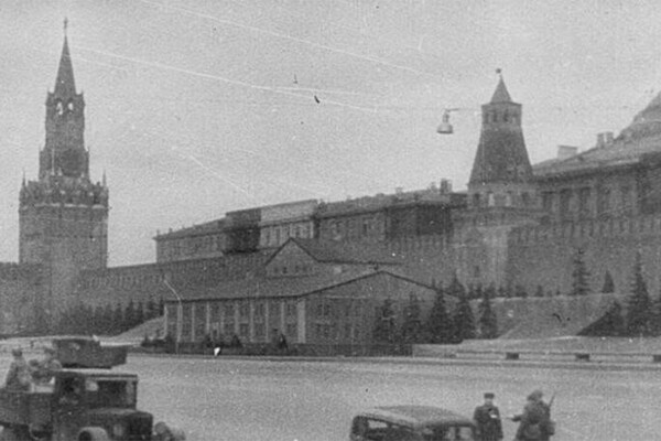    Замаскированный под жилой дом Мавзолей в 1941 году / Старый Чердак/Facebook