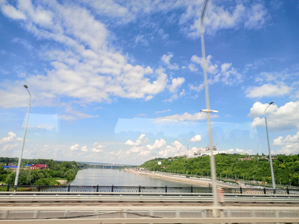 Едем на автобусе по мосту через реку Белую в Уфе. Фото автора. 