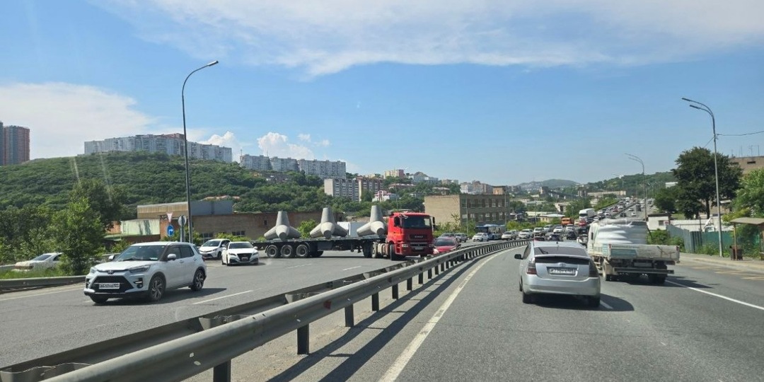 Владивосток встал от Золотого моста: фура перегородила трассу у Лесного кладбища