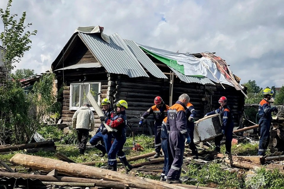    Ликвидация последствий смерча продолжается. Фото: МЧС России по Свердловской области