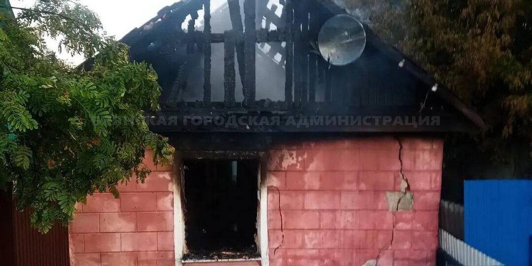 В Брянске на улице Олега Кошевого огонь уничтожил жилой дом