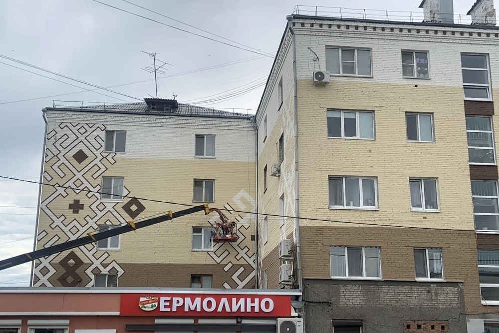    В Шадринске на жилые дома наносят традиционный орнамент. / Валентина Пичурина/РГ