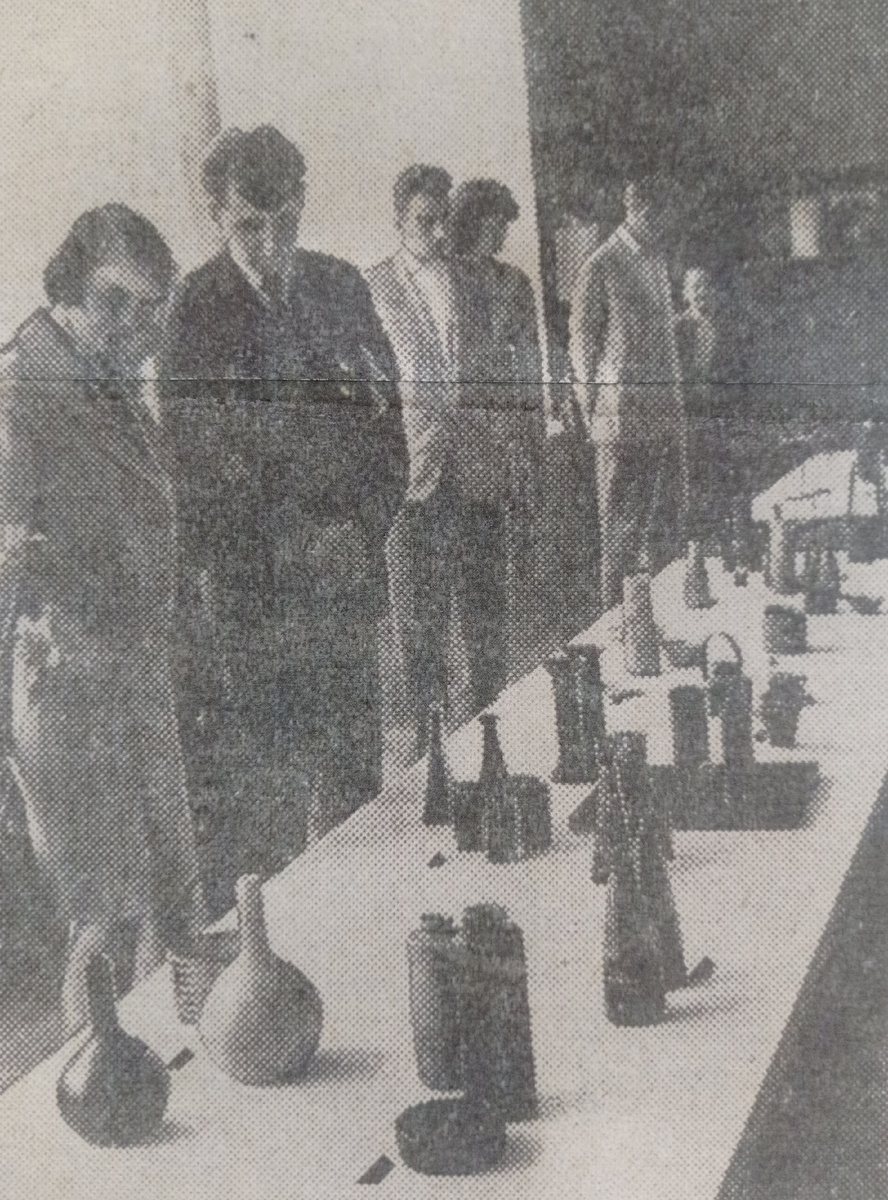 На выставке прикладного искусства. Фото Ф. Ключика. 1962 год. 