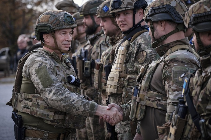 Александр Сырский пожимает руки украинским военнослужащим во время церемонии поднятия флага - Фото: YEVGEN HONCHARENKO/EPA/TASS