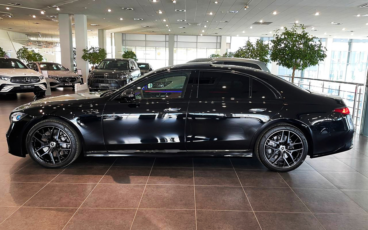Mercedes-Benz S-Class 2026 в российском автосалоне