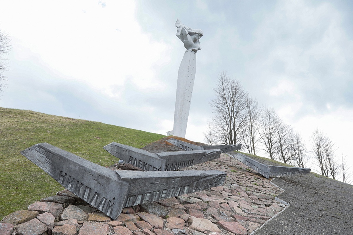    Мемориал Николаю Гастелло и членам его экипажа в Беларуси у дороги Минск - Радошковичи. / Фото: www.sb.by