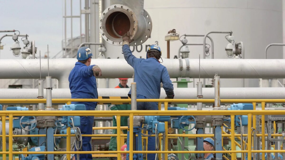 Рабочие на насосной станции в конце нефтепровода "Дружба", Германия, архивное фото © AP Photo / SVEN KAESTNER