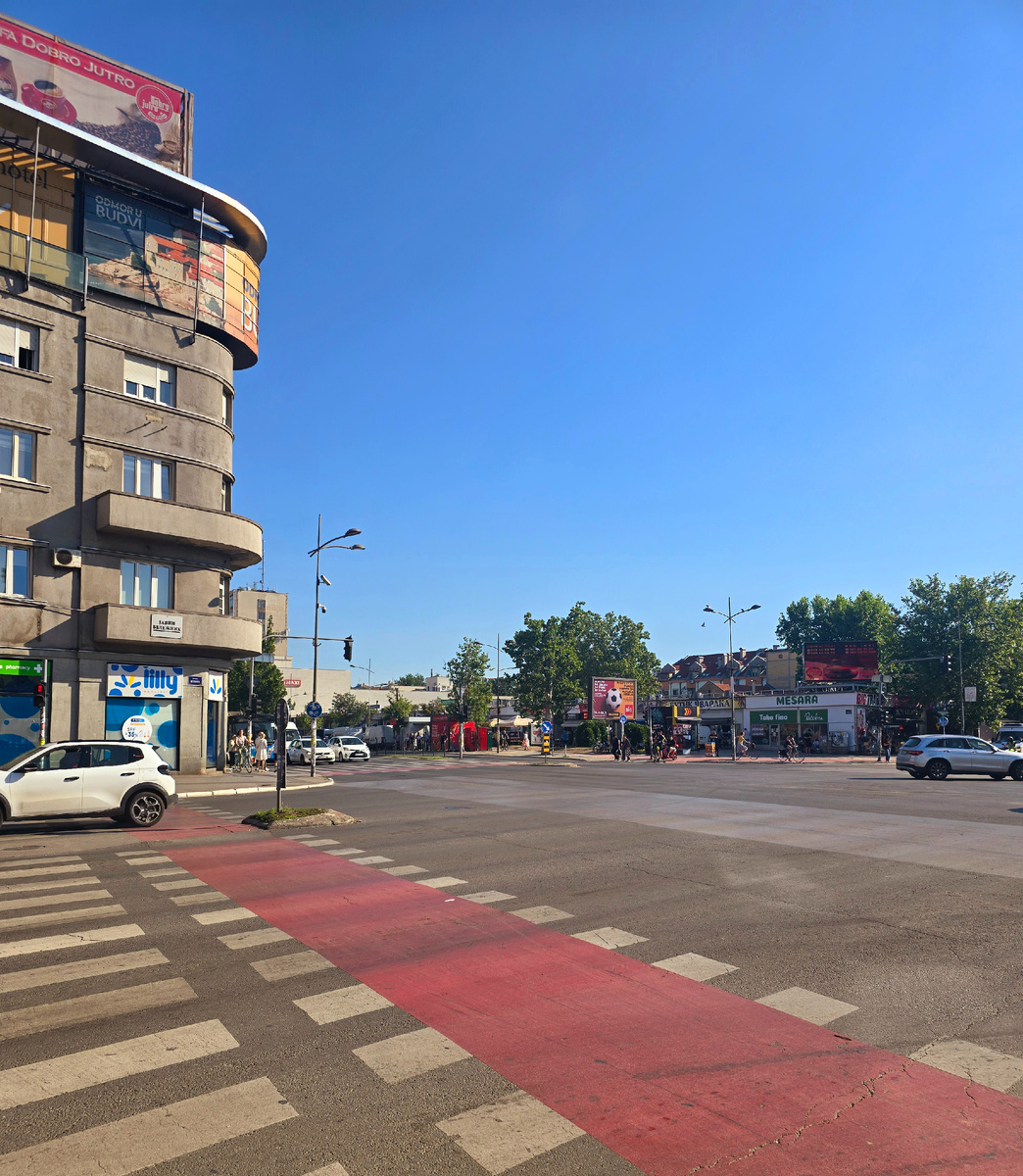 Дорога к рынку который с правой стороны видно 