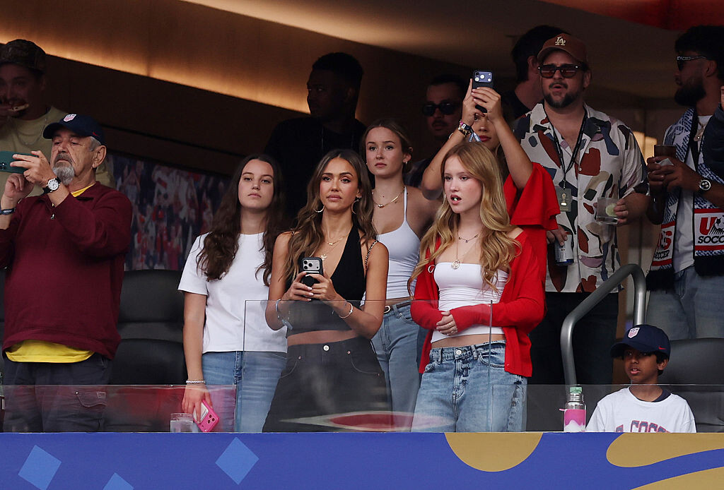Jamie Squire / Getty Images📷Джессика Альба перед матчем группы D чемпионата мира по футболу 2026 года между сборными Турции и США