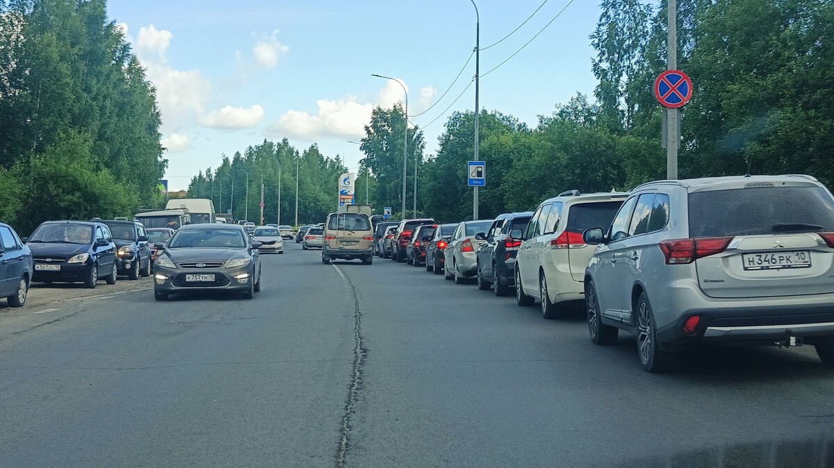    Очереди на АЗС в Петрозаводске стали еще длиннее© Столица на Онего