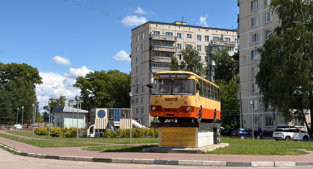 Здесь даже детская площадка в виде ЛиАЗа. Короткая прогулка по Ликино-Дулёво