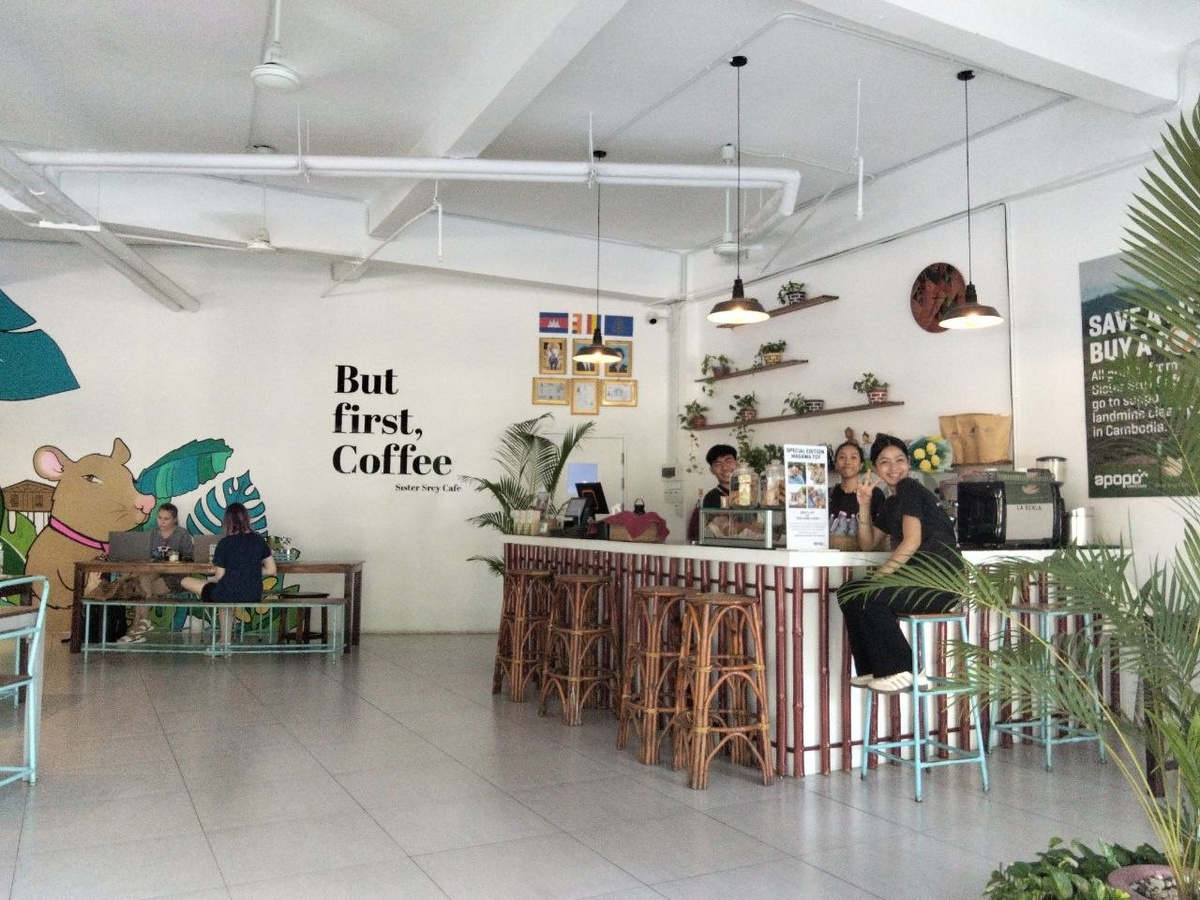 Вход в Sister Srey Cafe