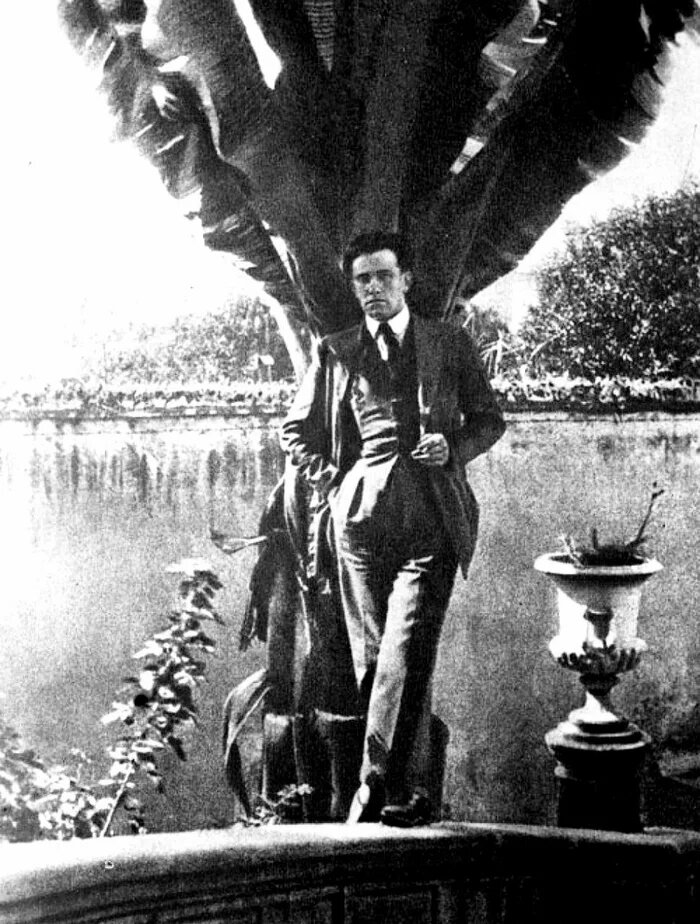 Владимир Маяковский во время путешествия, Мексика, 1925 год. Источник  https://pikabu.ru/story/vladimir_mayakovskiy_v_meksike_10071925