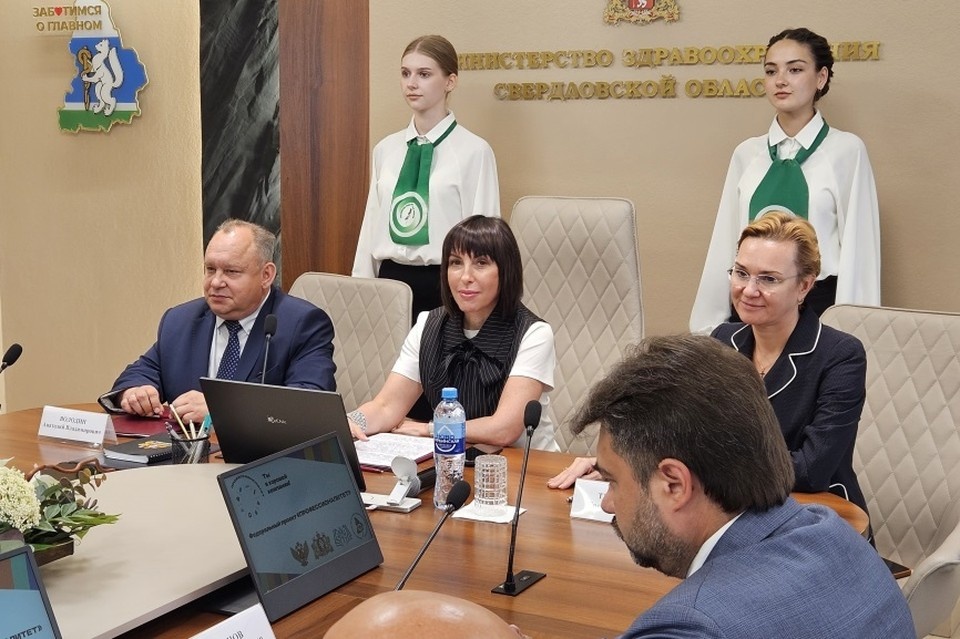    Соглашение подписала Татьяна Савинова, Светлана Тренихина, свердловские медколледжи и будущие работодатели. Фото: Минздрав Свердловской области