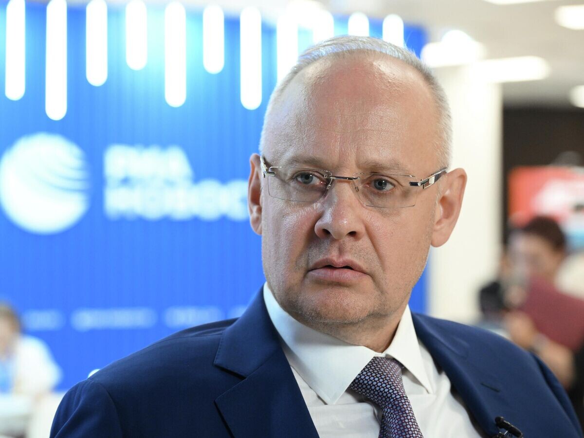    Советник президента РФ Антон Кобяков на стенде РИА Новости на ВЭФ-2025 | © РИА Новости / Александр Кряжев