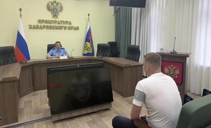 У нас с вами, мужчина, будет серьёзный разговор / фото: канал Прокуратура Хабаровского края в Мах