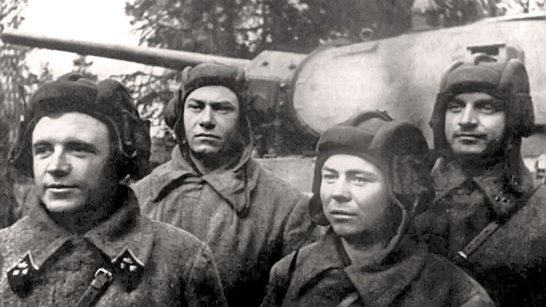 Танковый экипаж Дмитрия Лавриненко (крайний слева). Октябрь 1941 г.  📷
