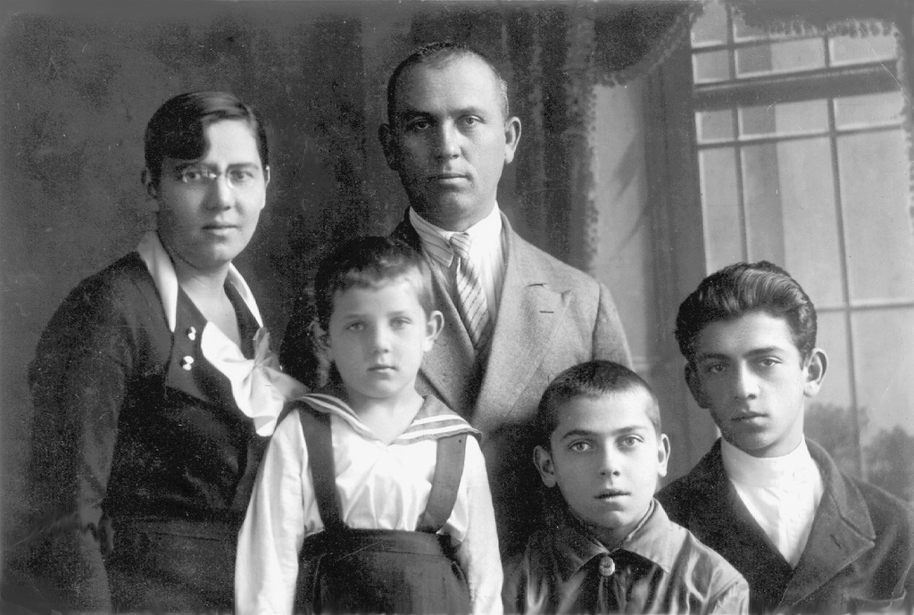 Семья Афанасьевых. Неизвестный автор, 6 декабря 1936 года, г. Минск, архив Владимира Александровича Карлова.
