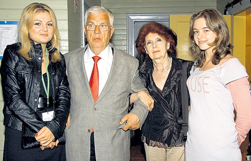 Раймон Паус с женой Ланой и внучками Анной-Марией и Моникой