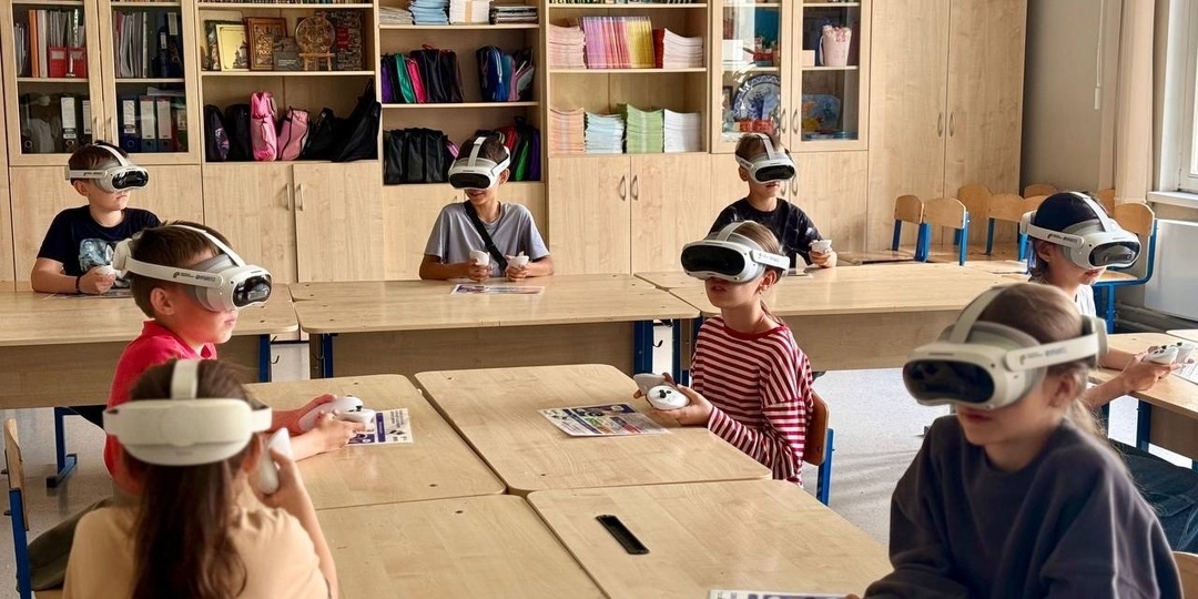 Одинцовские школьники испытали VR-тренажёр по ПДД