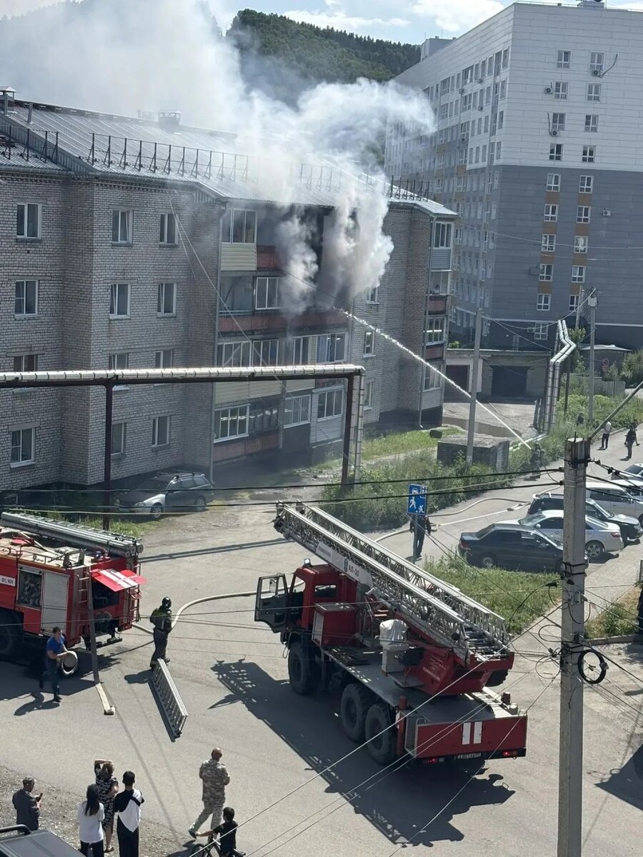    Пожар в многоквартирном доме в Горно-Алтайске. Источник: max.ru/gornoaltayskinfo