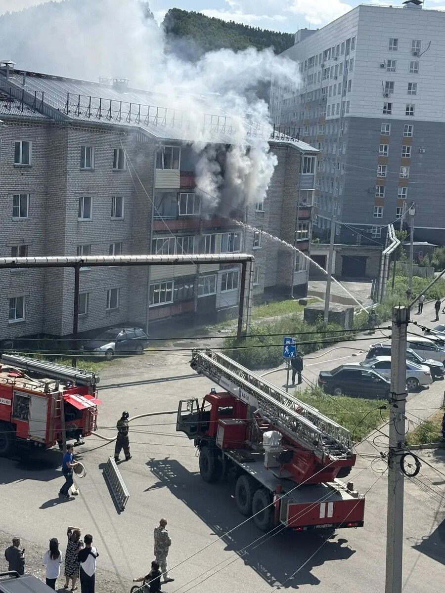    Пожар в многоквартирном доме в Горно-Алтайске. Источник: max.ru/gornoaltayskinfo