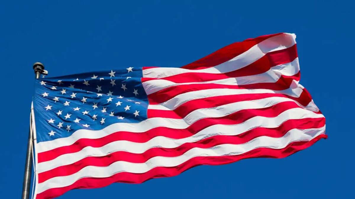   Государственный флаг США. © freepik.com/vwalakte