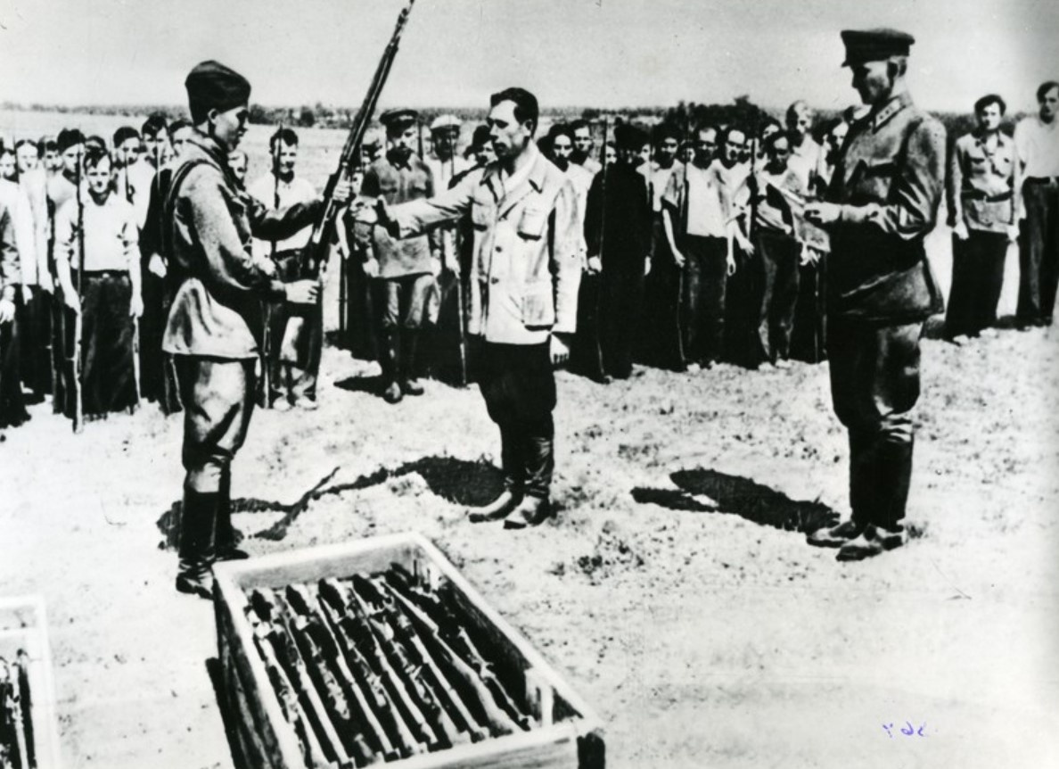 Народные ополченцы Москвы получают оружие. Москва, июль 1941 г.