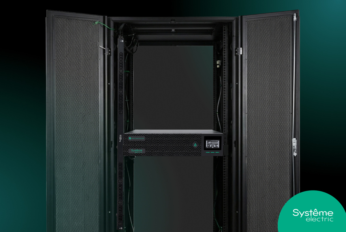 Рис. 2 Монтажная стойка Uniprom Rack с Uniprom Rack PDU и ИБП Smart-Save Online SRT G2 внутри