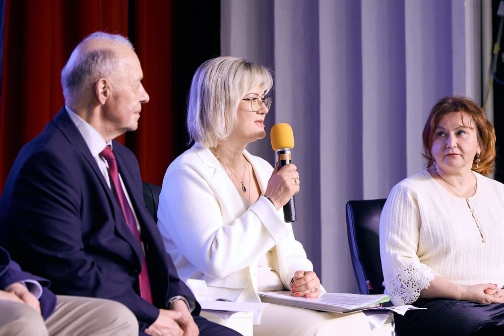    Ирина Бондаренко отметила, что встречи с молодёжью сейчас очень важны. Источник фото: отдел по работе со СМИ Национального исследовательского ядерного университета МИФИ.
