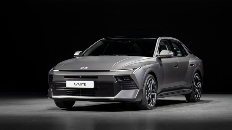 Новая Hyundai Elantra, она же Avante на домашнем рынке, получила более резкий передок с тонкой световой линией и массивными нижними блоками.