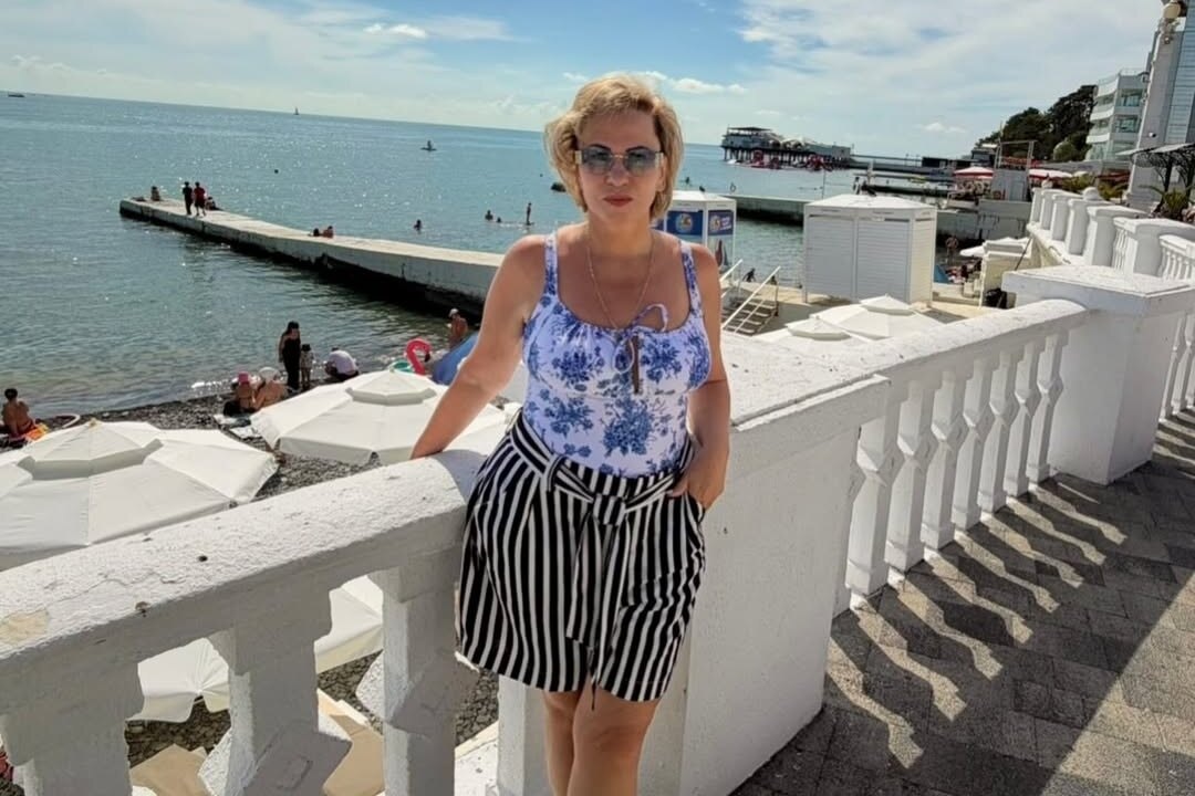     Мама Гарика Харламова показала фигуру в купальнике на пляже в Сочи