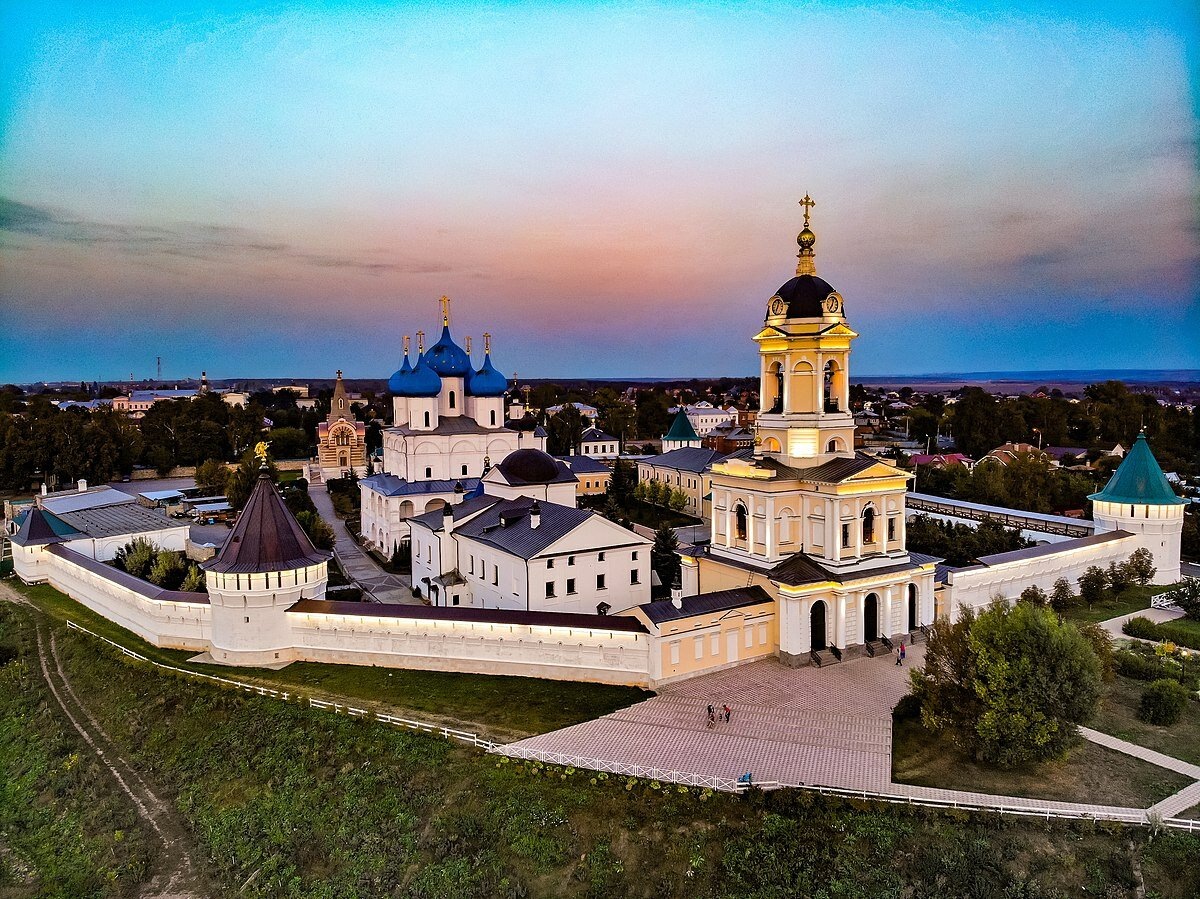 Расположенный на берегу Оки Высоцкий мужской монастырь — одна из девяти обителей, основанных Сергием Радонежским. На его территории есть Покровский храм, где много лет назад местные монахи начали разводить павлинов. Фото: LenskiyS / Wikimedia