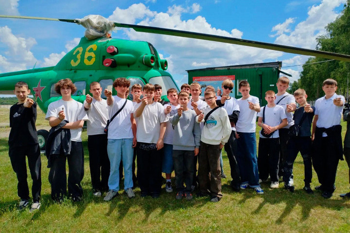 Для брянских школьников провели экскурсию на аэродроме
