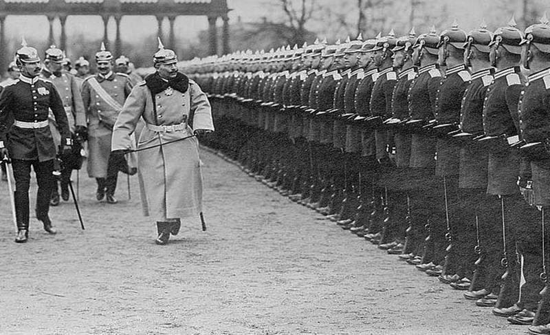 Кайзер Вильгельм II (1859 — 1941) перед строем германских солдат.