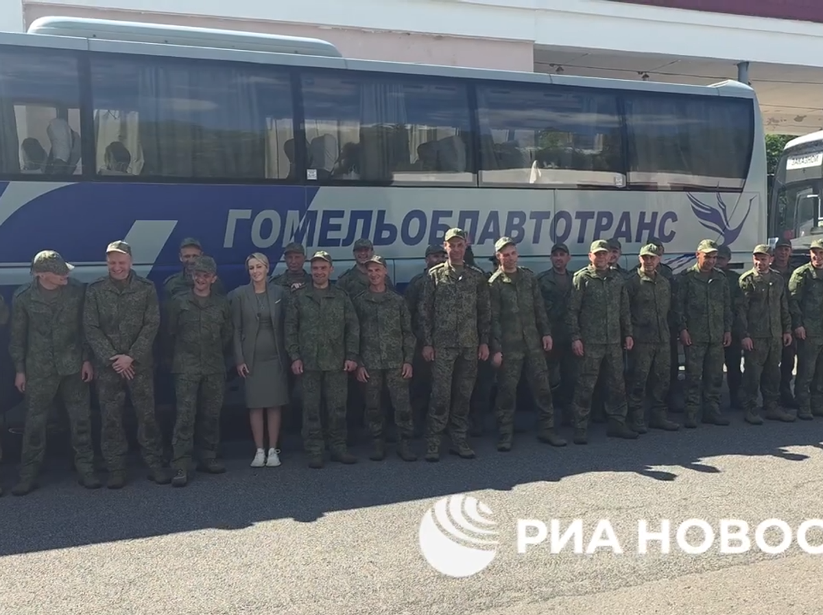    Возвращенные из плена военные перед отъездом в РФ прокричали "Ура" и "Россия, вперед" | © РИА Новости