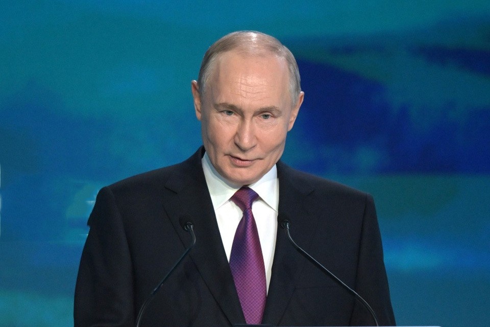    Владимир Путин наградил железнодорожника из Кузбасса. kremlin.ru