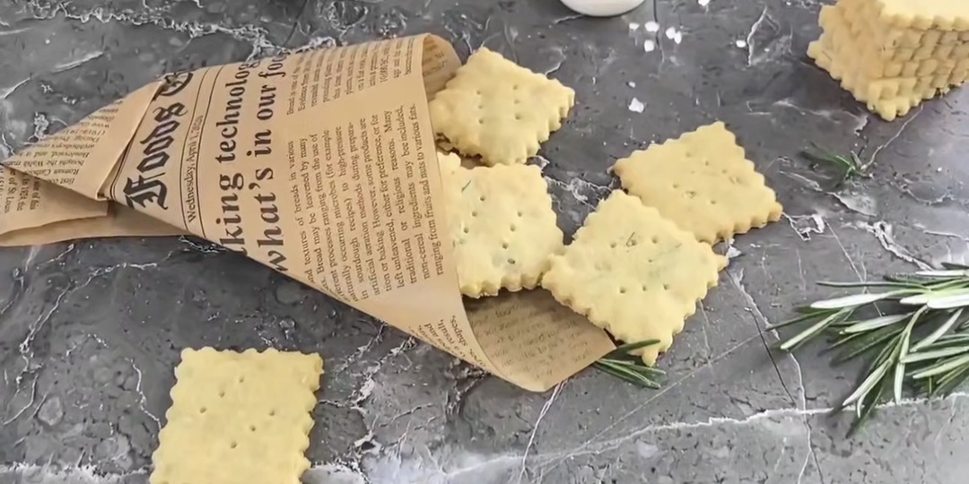 Соленое печенье с кедровыми орешками и розмарином