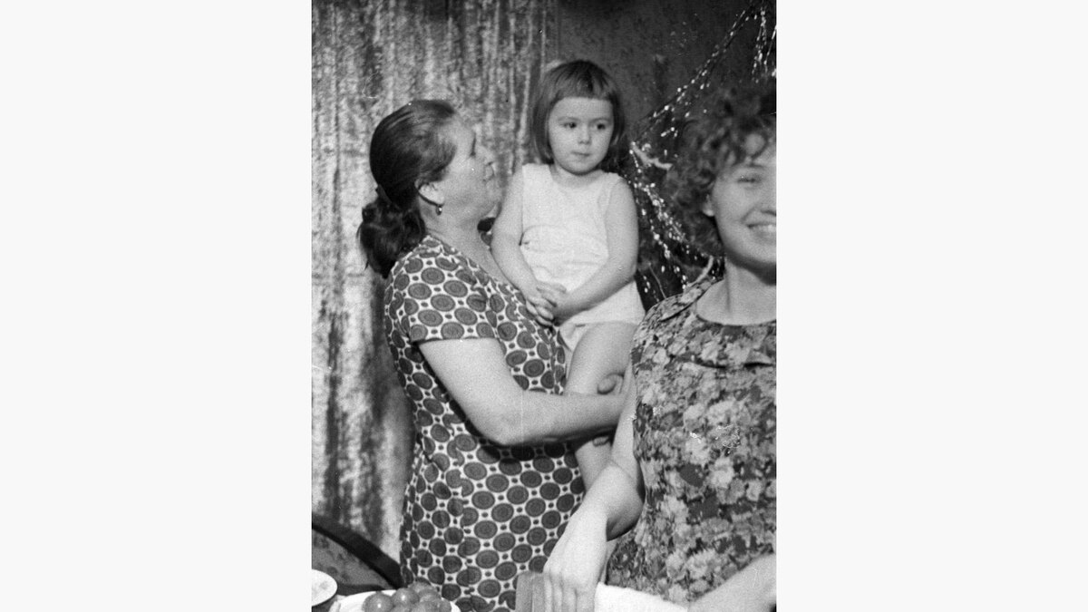 Алёна Апина / VK📷Алена Апина с бабушкой и мамой, 1968 год
