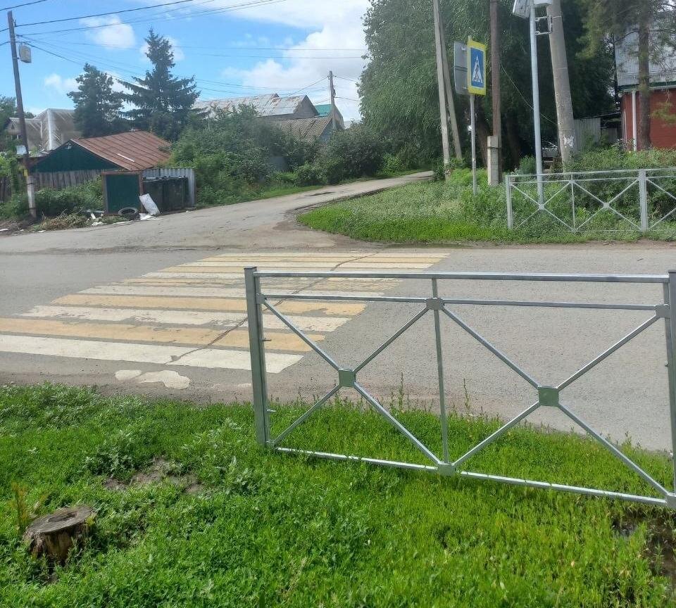    «Машины с горы летают там только так»: Пешеходный переход около школы № 46 в Оренбурге ведет «в никуда»