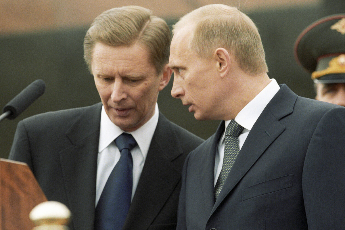 Президент РФ Владимир Путин и министр обороны РФ Сергей Иванов беседуют на военном параде, посвященном 56-ой годовщине Победы в Великой Отечественной войне, 2001 год     📷