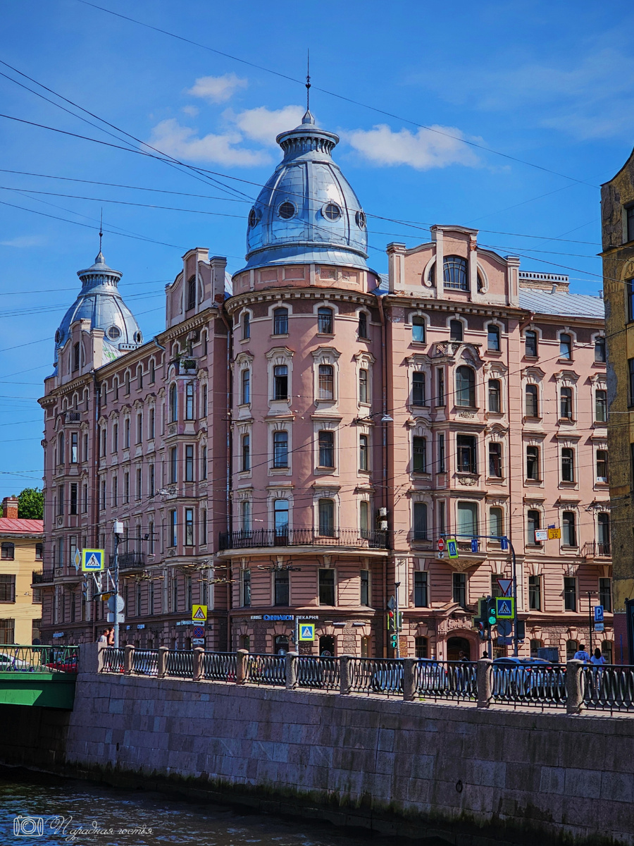 Этот дом - одна из визитных карточек Петроградской стороны. Фото: Парадная гостья